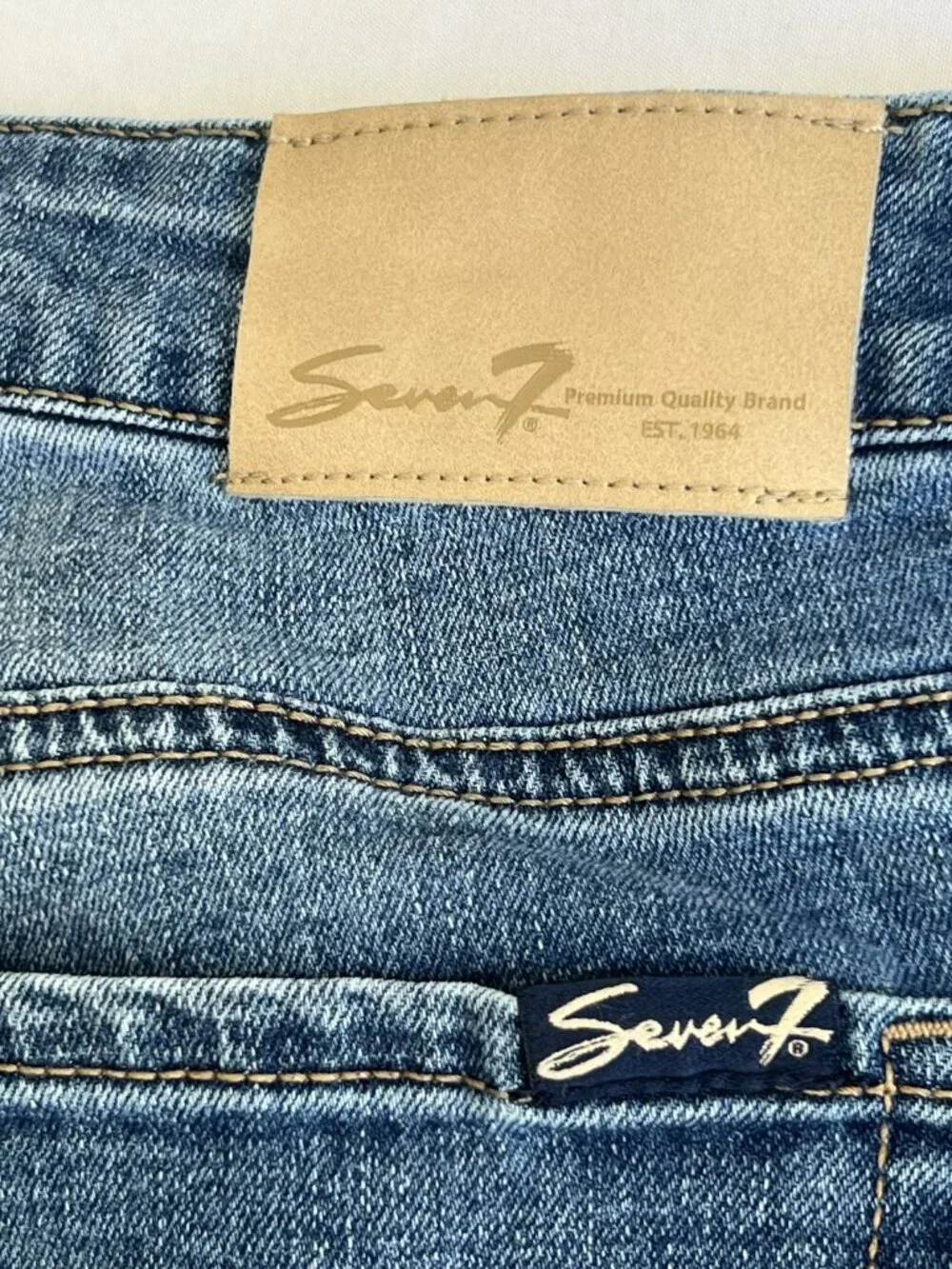 Seven7 Est. 1964 Size 4 Medium Wash Denim Shorts Raw Frayed Hem Mid Rise EUC - Picture 11 of 11